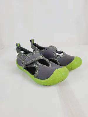 ATHLETIC WORKS NEOPRENE FOOTWEAR SIZE 7/8 PRE-LOVED